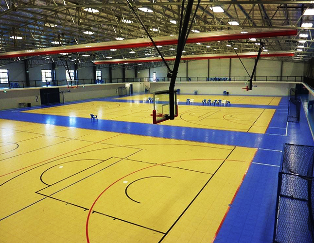 Piso modular esportivo instalado pela Pratika Sport