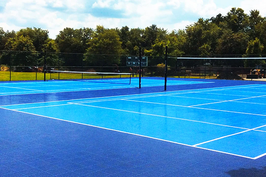 Foto do acervo da Pratika Sport: piso modular esportivo azul em quadra externa