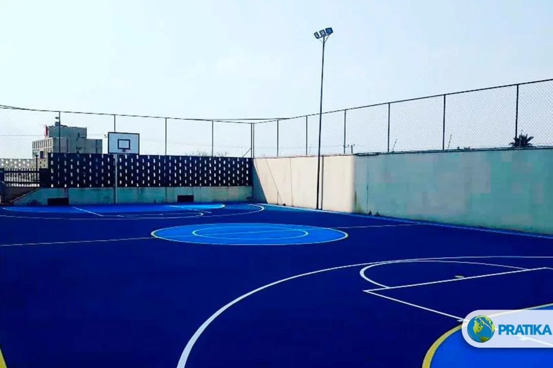 Foto do acervo da Pratika Sport: quadra poliesportiva azul com demarcações e alambrado